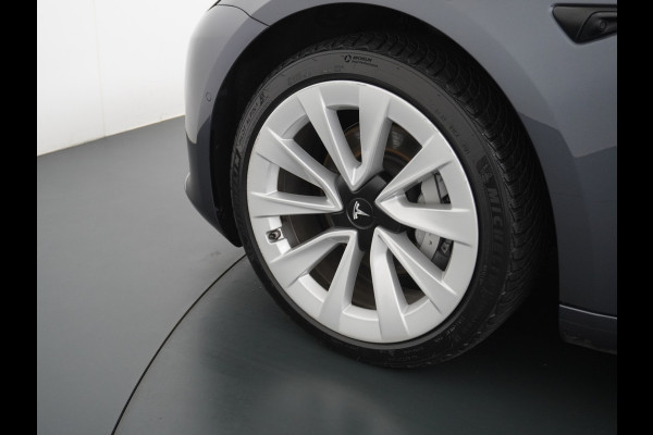 Tesla Model 3 RWD + 60kWh 325PK Facelift 19" Warmtepomp! Elek.Achterklep Lmv Draadloze laadpads  FSD-3 Computer  AutoPilot Leder PanoDak Adapt Ecc Navi LED Comfortstoelen ACC DAB Voorverwarmen interieur Keyless One-Pedal-Drive Origineel Nederlandse auto tot 11kw laden thuis! Garantie Accu tot 14-12-2029 max 160.000km 1584kg licht!