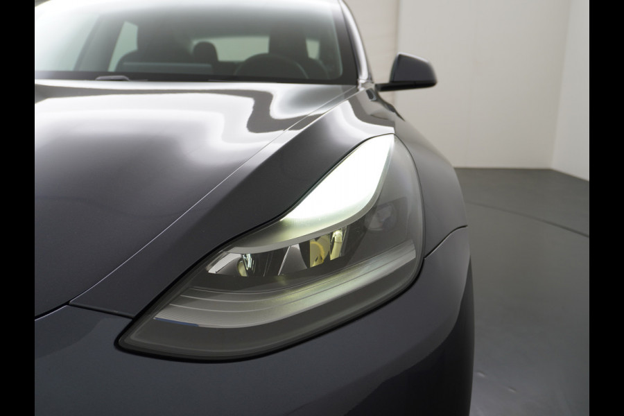 Tesla Model 3 RWD + 60kWh 325PK Facelift 19" Warmtepomp! Elek.Achterklep Lmv Draadloze laadpads  FSD-3 Computer  AutoPilot Leder PanoDak Adapt Ecc Navi LED Comfortstoelen ACC DAB Voorverwarmen interieur Keyless One-Pedal-Drive Origineel Nederlandse auto tot 11kw laden thuis! Garantie Accu tot 14-12-2029 max 160.000km 1584kg licht!