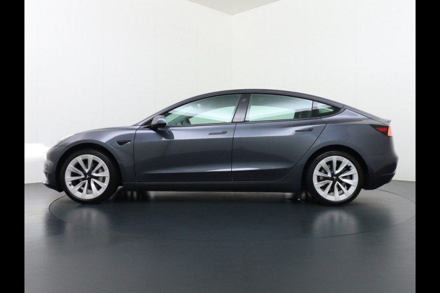 Tesla Model 3 RWD + 60kWh 325PK Facelift 19" Warmtepomp! Elek.Achterklep Lmv Draadloze laadpads  FSD-3 Computer  AutoPilot Leder PanoDak Adapt Ecc Navi LED Comfortstoelen ACC DAB Voorverwarmen interieur Keyless One-Pedal-Drive Origineel Nederlandse auto tot 11kw laden thuis! Garantie Accu tot 14-12-2029 max 160.000km 1584kg licht!