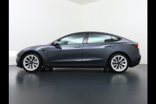 Tesla Model 3 RWD + 60kWh 325PK Facelift 19" Warmtepomp! Elek.Achterklep Lmv Draadloze laadpads  FSD-3 Computer  AutoPilot Leder PanoDak Adapt Ecc Navi LED Comfortstoelen ACC DAB Voorverwarmen interieur Keyless One-Pedal-Drive Origineel Nederlandse auto tot 11kw laden thuis! Garantie Accu tot 14-12-2029 max 160.000km 1584kg licht!