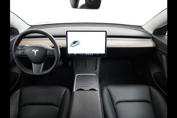 Tesla Model 3 RWD + 60kWh 325PK Facelift 19" Warmtepomp! Elek.Achterklep Lmv Draadloze laadpads  FSD-3 Computer  AutoPilot Leder PanoDak Adapt Ecc Navi LED Comfortstoelen ACC DAB Voorverwarmen interieur Keyless One-Pedal-Drive Origineel Nederlandse auto tot 11kw laden thuis! Garantie Accu tot 14-12-2029 max 160.000km 1584kg licht!