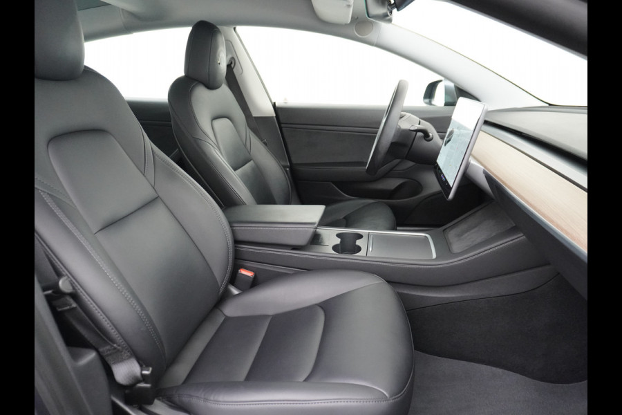 Tesla Model 3 RWD + 60kWh 325PK Facelift 19" Warmtepomp! Elek.Achterklep Lmv Draadloze laadpads  FSD-3 Computer  AutoPilot Leder PanoDak Adapt Ecc Navi LED Comfortstoelen ACC DAB Voorverwarmen interieur Keyless One-Pedal-Drive Origineel Nederlandse auto tot 11kw laden thuis! Garantie Accu tot 14-12-2029 max 160.000km 1584kg licht!