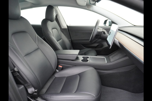 Tesla Model 3 RWD + 60kWh 325PK Facelift 19" Warmtepomp! Elek.Achterklep Lmv Draadloze laadpads  FSD-3 Computer  AutoPilot Leder PanoDak Adapt Ecc Navi LED Comfortstoelen ACC DAB Voorverwarmen interieur Keyless One-Pedal-Drive Origineel Nederlandse auto tot 11kw laden thuis! Garantie Accu tot 14-12-2029 max 160.000km 1584kg licht!