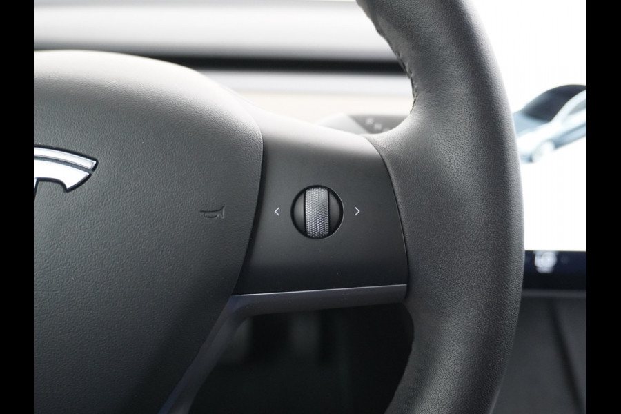 Tesla Model 3 RWD + 60kWh 325PK Facelift 19" Warmtepomp! Elek.Achterklep Lmv Draadloze laadpads  FSD-3 Computer  AutoPilot Leder PanoDak Adapt Ecc Navi LED Comfortstoelen ACC DAB Voorverwarmen interieur Keyless One-Pedal-Drive Origineel Nederlandse auto tot 11kw laden thuis! Garantie Accu tot 14-12-2029 max 160.000km 1584kg licht!