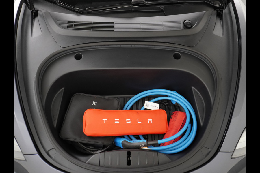 Tesla Model 3 RWD + 60kWh 325PK Facelift 19" Warmtepomp! Elek.Achterklep Lmv Draadloze laadpads  FSD-3 Computer  AutoPilot Leder PanoDak Adapt Ecc Navi LED Comfortstoelen ACC DAB Voorverwarmen interieur Keyless One-Pedal-Drive Origineel Nederlandse auto tot 11kw laden thuis! Garantie Accu tot 14-12-2029 max 160.000km 1584kg licht!