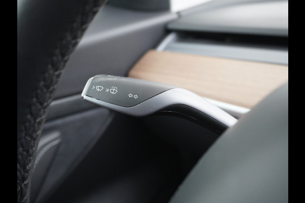 Tesla Model 3 RWD + 60kWh 325PK Facelift 19" Warmtepomp! Elek.Achterklep Lmv Draadloze laadpads  FSD-3 Computer  AutoPilot Leder PanoDak Adapt Ecc Navi LED Comfortstoelen ACC DAB Voorverwarmen interieur Keyless One-Pedal-Drive Origineel Nederlandse auto tot 11kw laden thuis! Garantie Accu tot 14-12-2029 max 160.000km 1584kg licht!