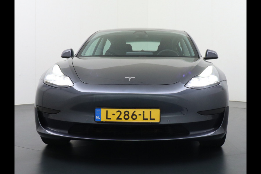 Tesla Model 3 RWD + 60kWh 325PK Facelift 19" Warmtepomp! Elek.Achterklep Lmv Draadloze laadpads  FSD-3 Computer  AutoPilot Leder PanoDak Adapt Ecc Navi LED Comfortstoelen ACC DAB Voorverwarmen interieur Keyless One-Pedal-Drive Origineel Nederlandse auto tot 11kw laden thuis! Garantie Accu tot 14-12-2029 max 160.000km 1584kg licht!