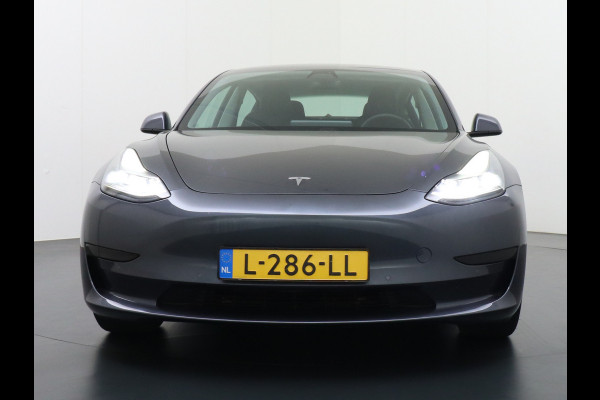 Tesla Model 3 RWD + 60kWh 325PK Facelift 19" Warmtepomp! Elek.Achterklep Lmv Draadloze laadpads  FSD-3 Computer  AutoPilot Leder PanoDak Adapt Ecc Navi LED Comfortstoelen ACC DAB Voorverwarmen interieur Keyless One-Pedal-Drive Origineel Nederlandse auto tot 11kw laden thuis! Garantie Accu tot 14-12-2029 max 160.000km 1584kg licht!