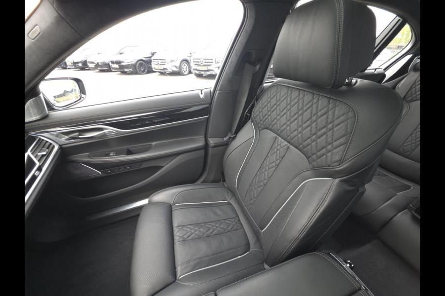 BMW 7 Serie M760Li xDrive High Executive | Massage | TV | Koelbox | HuD | BMW Drive Assisted | 360 cam | Stoelkoeling | Bowers |