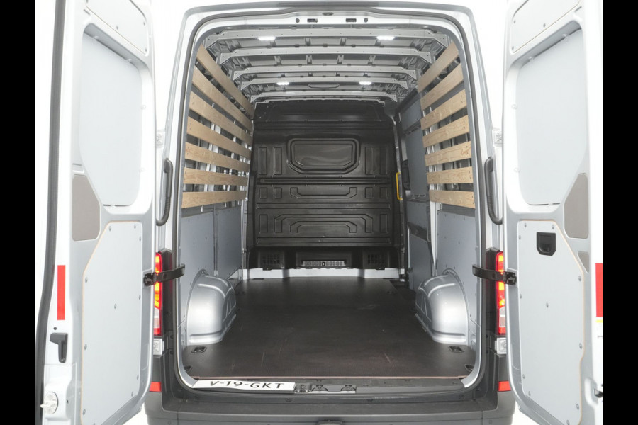 Volkswagen Crafter 35 2.0 TDI L3H3 Highline EURO VI Navi via App Camera Trekhaak Voorruitverwarming