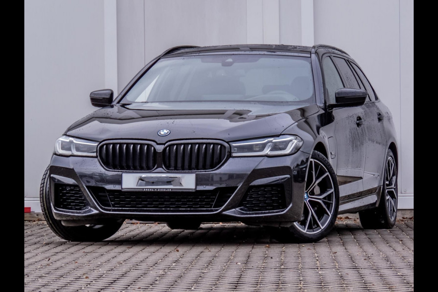 BMW 5 Serie Touring 530e M-SPORT ** LASER, LEDER, PANORAMA, TREKH, SOPHISTO GRAU ** € 37.000,= onder NP - Ex BMW-AG ** ** INFORMEER OOK NAAR ONZE AANTREKKELIJKE FINANCIAL-LEASE TARIEVEN **