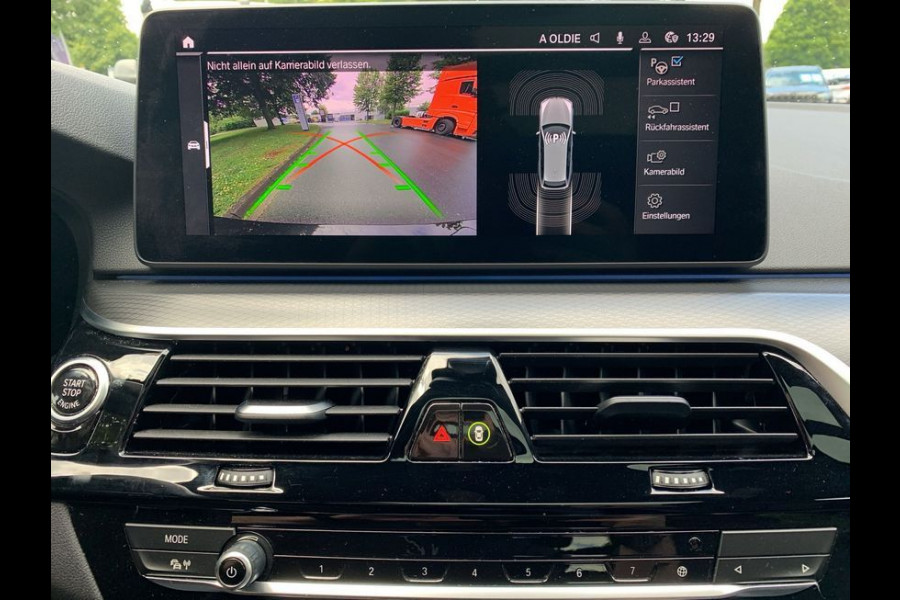 BMW 5 Serie Touring 530e M-SPORT ** LASER, LEDER, PANORAMA, TREKH, SOPHISTO GRAU ** € 37.000,= onder NP - Ex BMW-AG ** ** INFORMEER OOK NAAR ONZE AANTREKKELIJKE FINANCIAL-LEASE TARIEVEN **