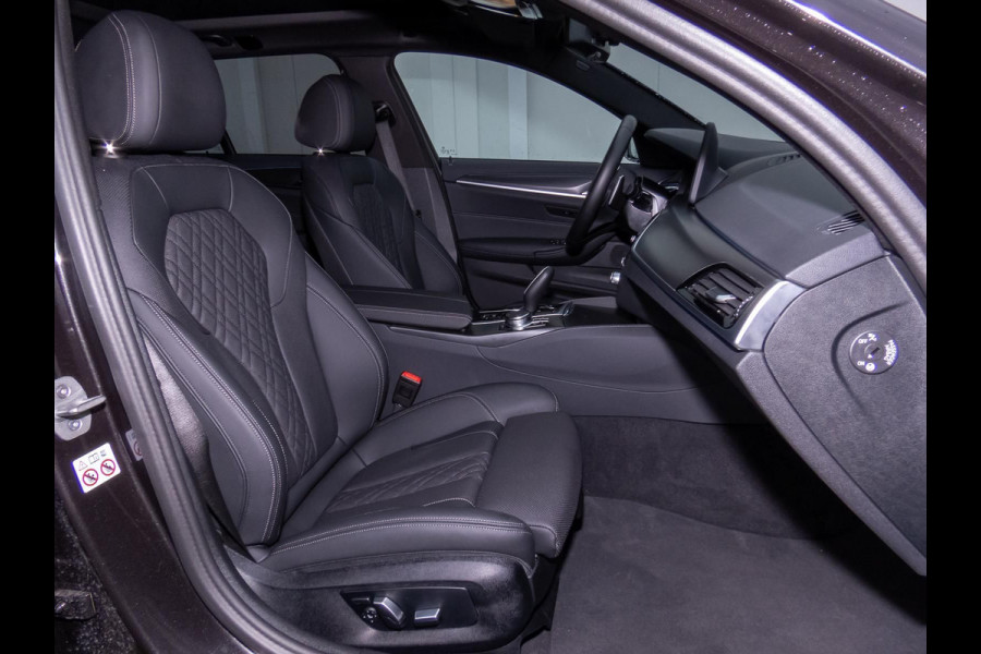BMW 5 Serie Touring 530e M-SPORT ** LASER, LEDER, PANORAMA, TREKH, SOPHISTO GRAU ** € 37.000,= onder NP - Ex BMW-AG ** ** INFORMEER OOK NAAR ONZE AANTREKKELIJKE FINANCIAL-LEASE TARIEVEN **
