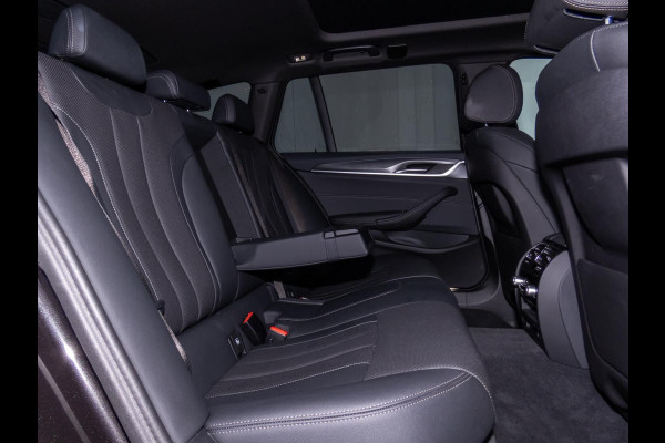 BMW 5 Serie Touring 530e M-SPORT ** LASER, LEDER, PANORAMA, TREKH, SOPHISTO GRAU ** € 37.000,= onder NP - Ex BMW-AG ** ** INFORMEER OOK NAAR ONZE AANTREKKELIJKE FINANCIAL-LEASE TARIEVEN **