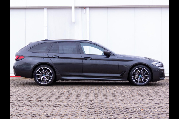 BMW 5 Serie Touring 530e M-SPORT ** LASER, LEDER, PANORAMA, TREKH, SOPHISTO GRAU ** € 37.000,= onder NP - Ex BMW-AG ** ** INFORMEER OOK NAAR ONZE AANTREKKELIJKE FINANCIAL-LEASE TARIEVEN **
