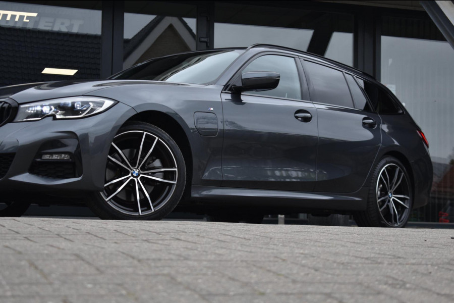 BMW 3 Serie Touring 320e M-SPORT | SHADOW-LINE | EL. WEGKL. TREKHAAK | HEAD-UP DISPLAY | APPLE CARPLAY | ANDROID AUTO | LEDER