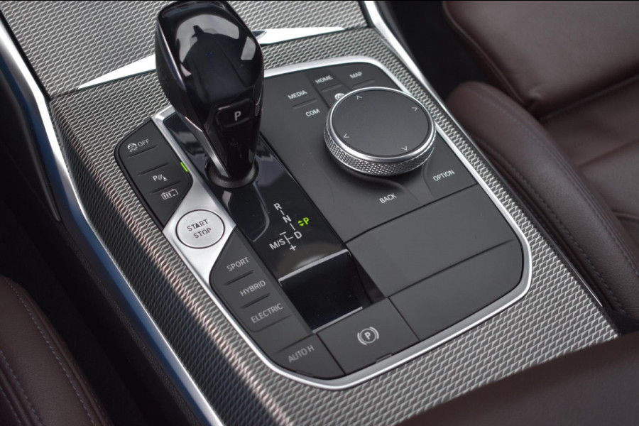 BMW 3 Serie Touring 320e M-SPORT | SHADOW-LINE | EL. WEGKL. TREKHAAK | HEAD-UP DISPLAY | APPLE CARPLAY | ANDROID AUTO | LEDER
