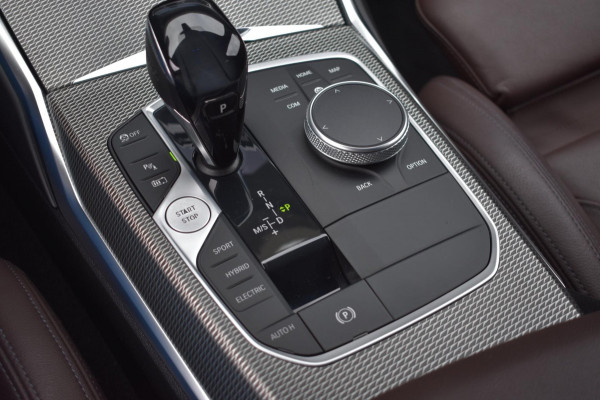 BMW 3 Serie Touring 320e M-SPORT | SHADOW-LINE | EL. WEGKL. TREKHAAK | HEAD-UP DISPLAY | APPLE CARPLAY | ANDROID AUTO | LEDER
