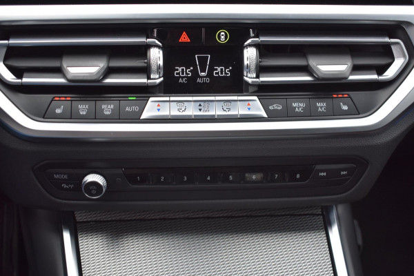 BMW 3 Serie Touring 320e M-SPORT | SHADOW-LINE | EL. WEGKL. TREKHAAK | HEAD-UP DISPLAY | APPLE CARPLAY | ANDROID AUTO | LEDER