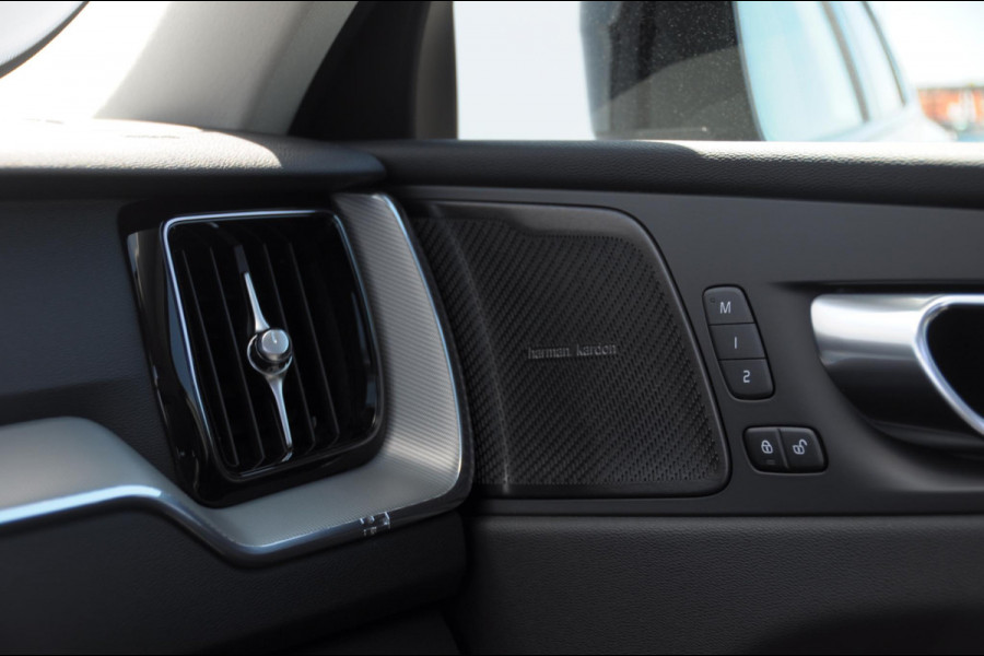 Volvo XC60 T8 455PK Automaat AWD Plus Dark 360 camera / Harman kardon audio / elektrisch bedienbare voorstoelen / Memory seats / stoelverwarming voor en achter/ stuurverwarming / BLIS /