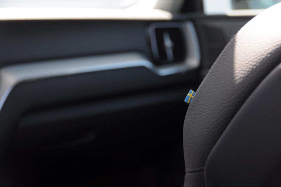 Volvo XC60 T8 455PK Automaat AWD Plus Dark 360 camera / Harman kardon audio / elektrisch bedienbare voorstoelen / Memory seats / stoelverwarming voor en achter/ stuurverwarming / BLIS /