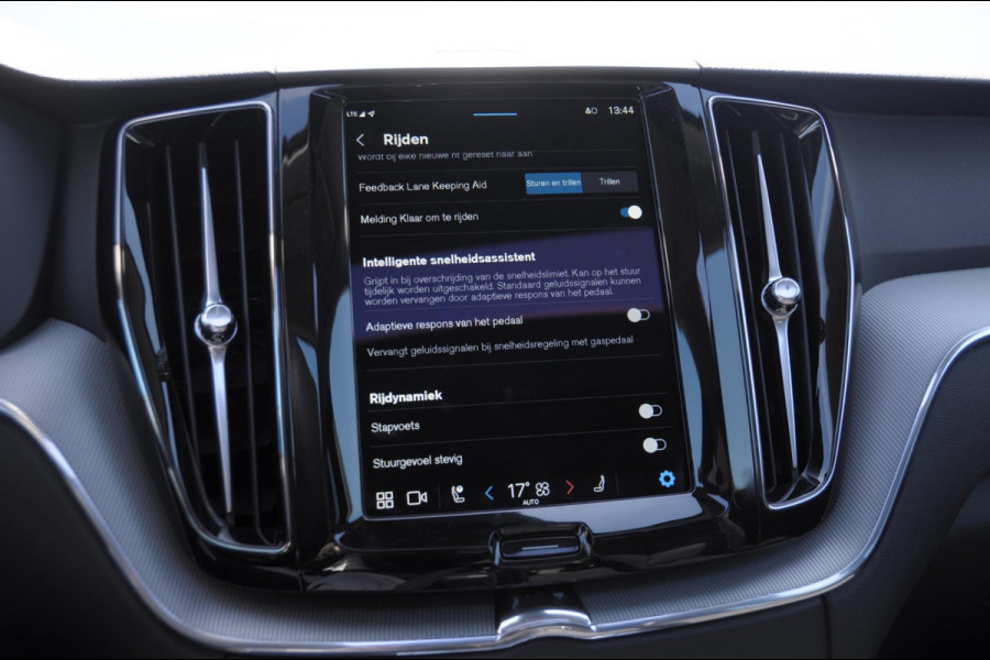 Volvo XC60 T8 455PK Automaat AWD Plus Dark 360 camera / Harman kardon audio / elektrisch bedienbare voorstoelen / Memory seats / stoelverwarming voor en achter/ stuurverwarming / BLIS /