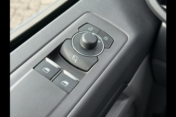 Ford Transit Custom 300 2.0 TDCI L2H1 Limited DC | SCI | 136pk | Dubbele Cabine | Chrome Blue | Trekhaak | Dubbele Schuifdeur | Bijrijdersstoel | Sidesteps | Bumperpakket | Zwarte velgen  | Stoelverwarming | Camera