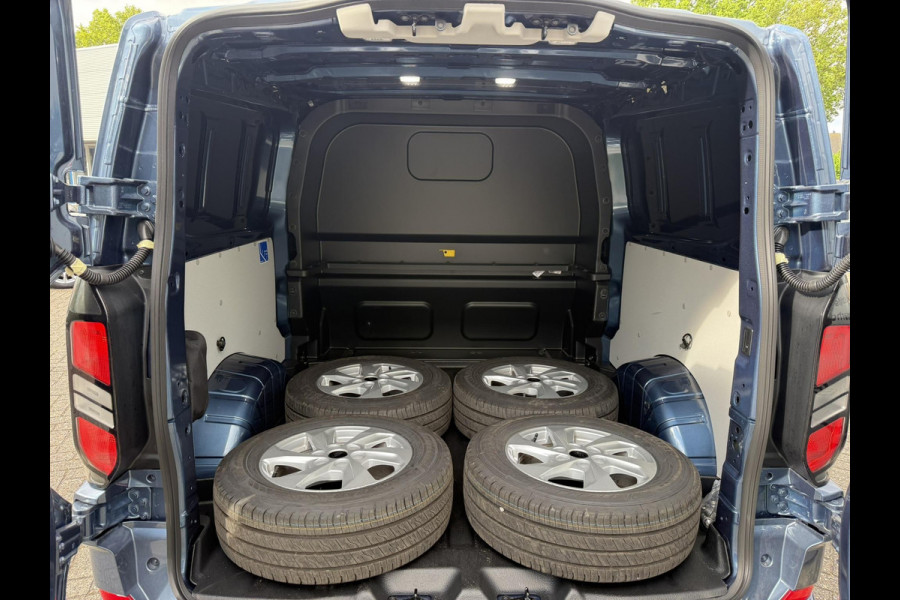 Ford Transit Custom 300 2.0 TDCI L2H1 Limited DC | SCI | 136pk | Dubbele Cabine | Chrome Blue | Trekhaak | Dubbele Schuifdeur | Bijrijdersstoel | Sidesteps | Bumperpakket | Zwarte velgen  | Stoelverwarming | Camera