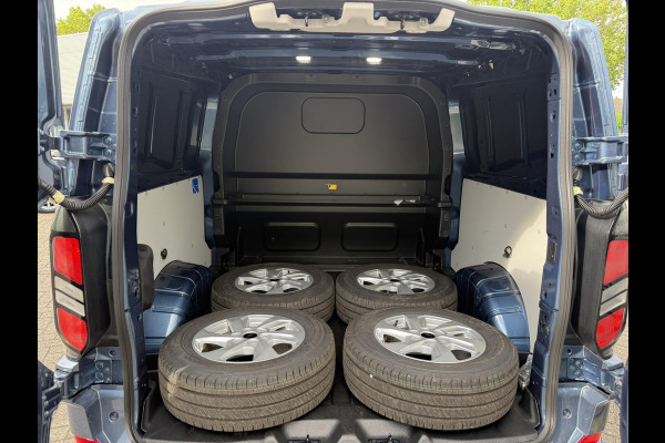 Ford Transit Custom 300 2.0 TDCI L2H1 Limited DC | SCI | 136pk | Dubbele Cabine | Chrome Blue | Trekhaak | Dubbele Schuifdeur | Bijrijdersstoel | Sidesteps | Bumperpakket | Zwarte velgen  | Stoelverwarming | Camera