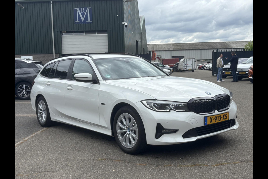 BMW 3 Serie Touring 330e High Executive TREKHAAK AFNEEMBAAR | LASERLIGHT | HEAD UP