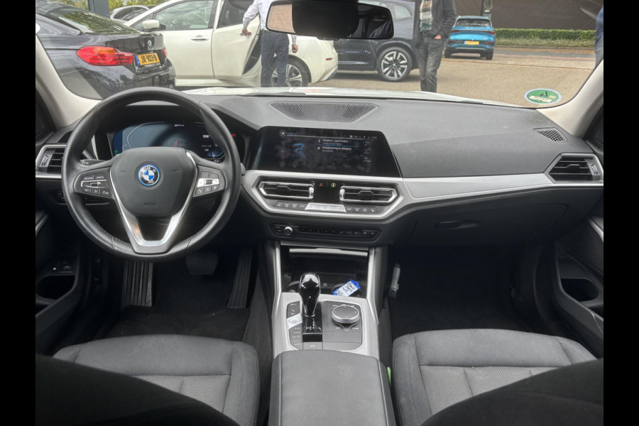 BMW 3 Serie Touring 330e High Executive TREKHAAK AFNEEMBAAR | LASERLIGHT | HEAD UP