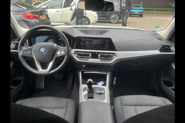 BMW 3 Serie Touring 330e High Executive TREKHAAK AFNEEMBAAR | LASERLIGHT | HEAD UP