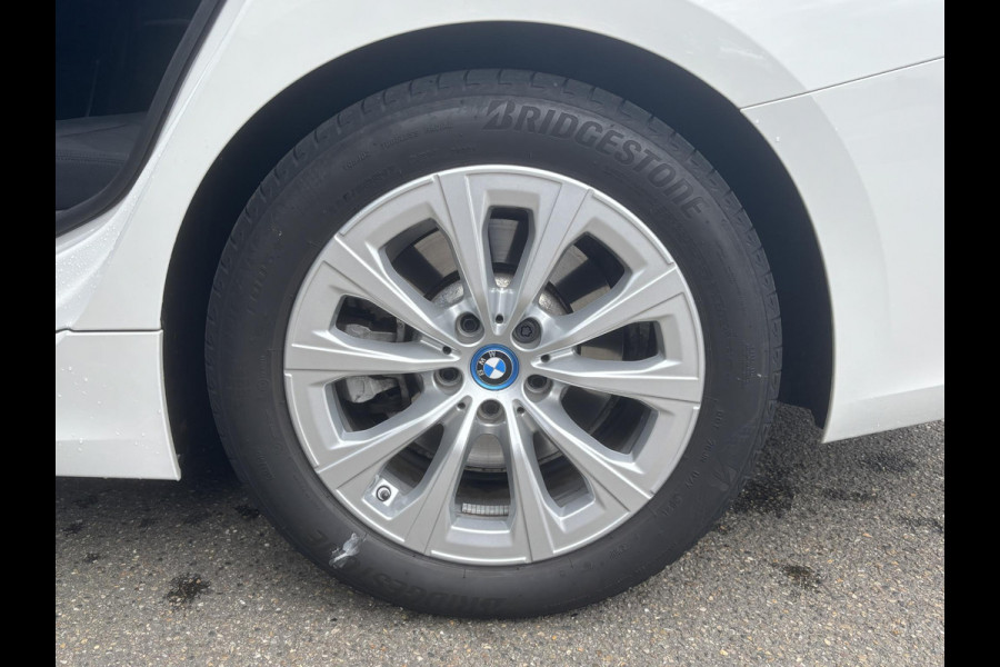 BMW 3 Serie Touring 330e High Executive TREKHAAK AFNEEMBAAR | LASERLIGHT | HEAD UP