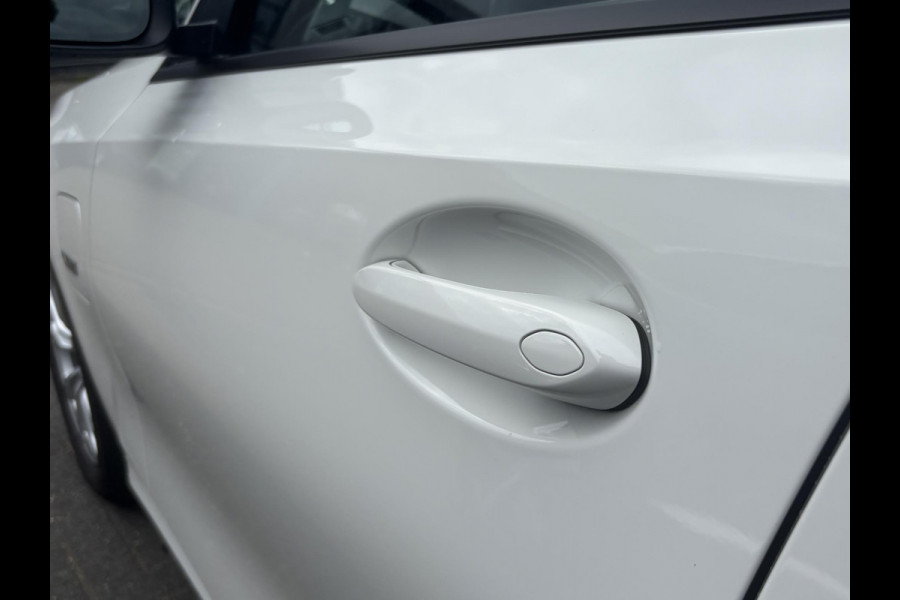 BMW 3 Serie Touring 330e High Executive TREKHAAK AFNEEMBAAR | LASERLIGHT | HEAD UP