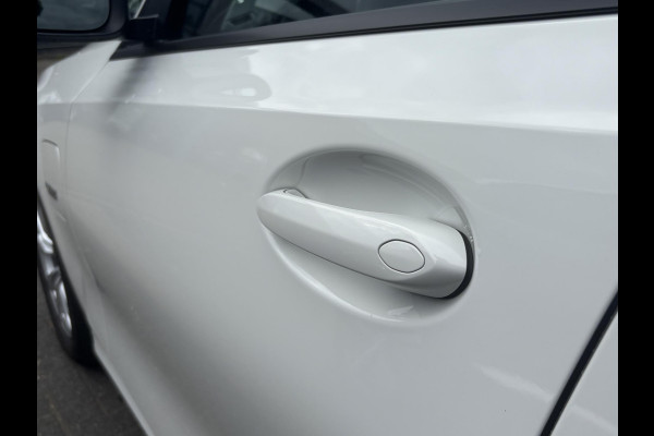 BMW 3 Serie Touring 330e High Executive TREKHAAK AFNEEMBAAR | LASERLIGHT | HEAD UP
