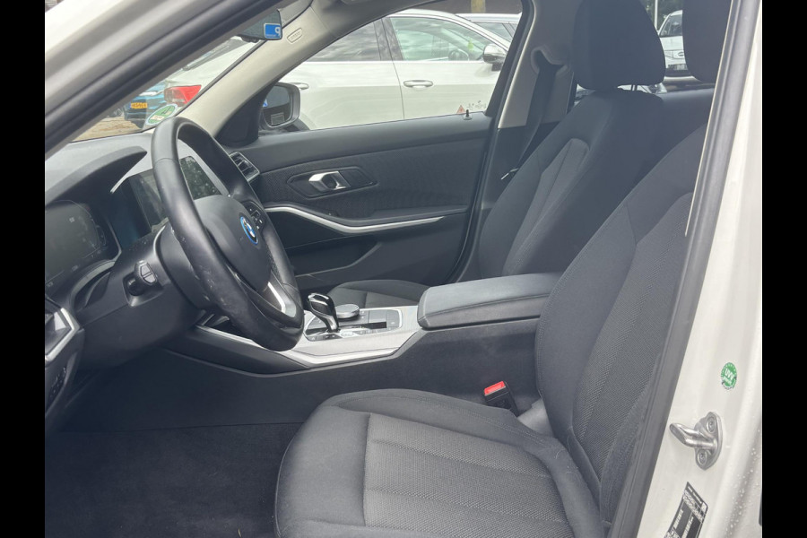 BMW 3 Serie Touring 330e High Executive TREKHAAK AFNEEMBAAR | LASERLIGHT | HEAD UP