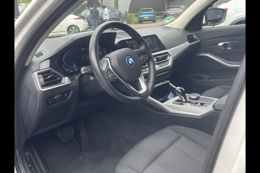 BMW 3 Serie Touring 330e High Executive TREKHAAK AFNEEMBAAR | LASERLIGHT | HEAD UP