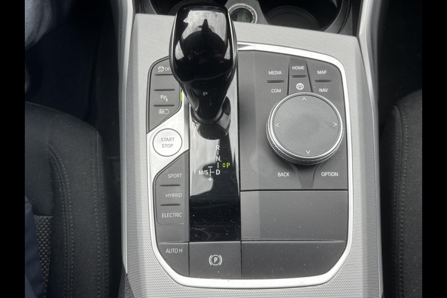 BMW 3 Serie Touring 330e High Executive TREKHAAK AFNEEMBAAR | LASERLIGHT | HEAD UP