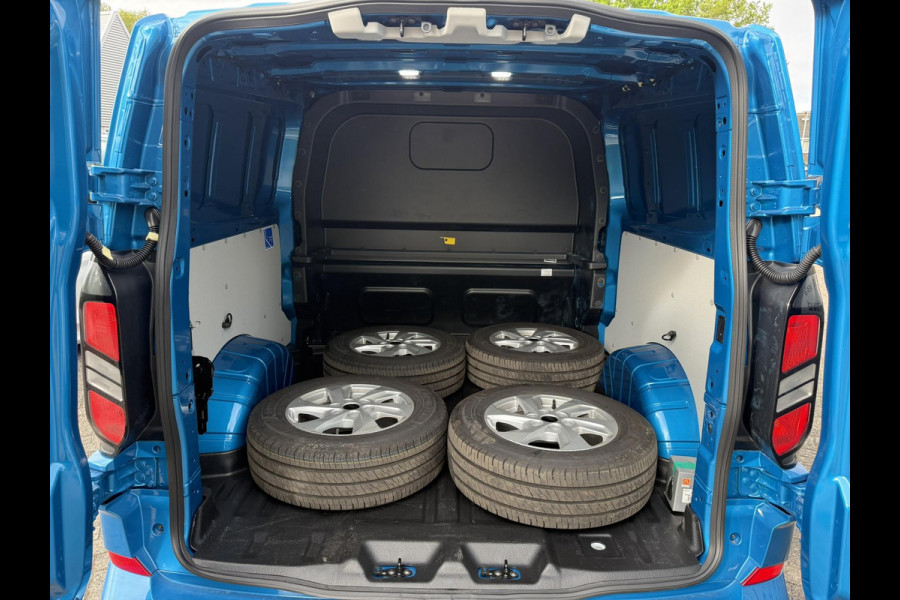 Ford Transit Custom 300 2.0 TDCI L2H1 Limited DC 136pk | SCI | Dubbele Cabine | Digital Aqua Blue | Trekhaak | Dubbele Schuifdeur | Bijrijdersstoel | Sidesteps | Bumperpakket | Zwarte velgen  | Stoelverwarming | Camera