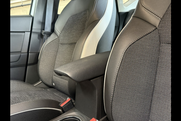 Renault Captur 1.3 TCe 130PK Intens | Navi | Camera | 17 " | PDC V+A | CarPlay 100% Dealer onderhouden!