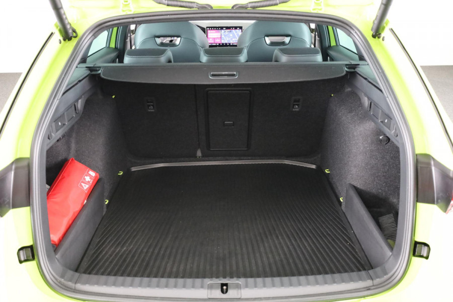 Škoda Octavia Combi 1.5 TSI MHEV Sportline Business Led Matrix | 19 inch | Black pakket | Panoramadak | Elek. stoel | Stoelverwarming voor + achter | Travel Assist | Adaptive Cruise