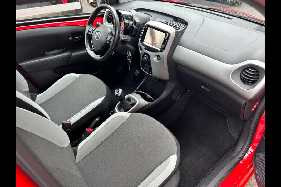 Toyota Aygo 1.0 VVT-i X-PLAY NAVI CAMERA SCHERM NL-AUTO