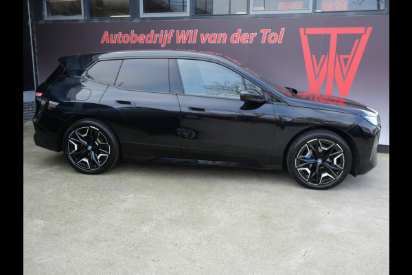 BMW iX xDrive50 BUSINESS ED. PLUS | 112 kWh | PANORAMA | CRYSTAL | TREKHAAK | LUCHTVERING | 1e EIG!!