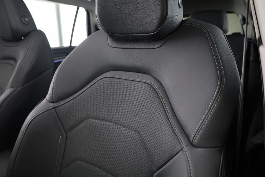 Škoda Kodiaq 1.5 TSI m-HEV Business Edition 7p. | 7 Persoons | Panoramadak | Leder zwart | Trekhaak wegklapbaar | Light & view pakket | Winter pakket | Head-up | Verwarmbare voorruit | Comfort pakket plus | 19 inch lichtmetalen velgen
