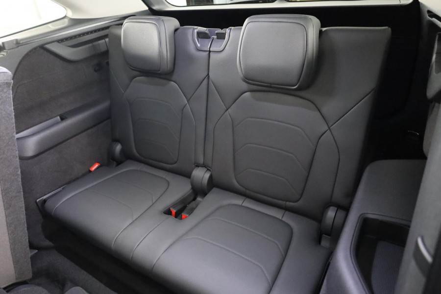 Škoda Kodiaq 1.5 TSI m-HEV Business Edition 7p. | 7 Persoons | Panoramadak | Leder zwart | Trekhaak wegklapbaar | Light & view pakket | Winter pakket | Head-up | Verwarmbare voorruit | Comfort pakket plus | 19 inch lichtmetalen velgen