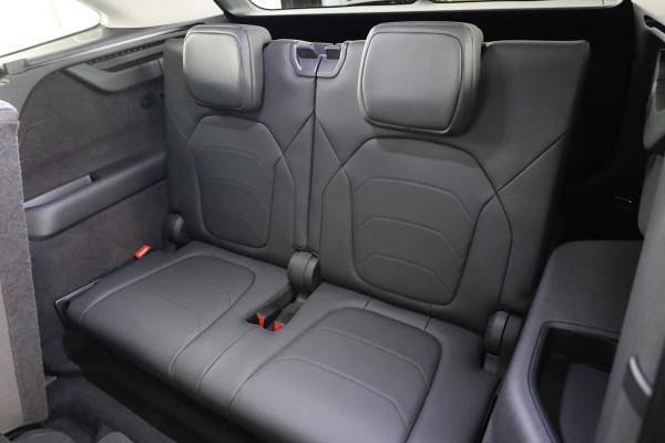 Škoda Kodiaq 1.5 TSI m-HEV Business Edition 7p. | 7 Persoons | Panoramadak | Leder zwart | Trekhaak wegklapbaar | Light & view pakket | Winter pakket | Head-up | Verwarmbare voorruit | Comfort pakket plus | 19 inch lichtmetalen velgen