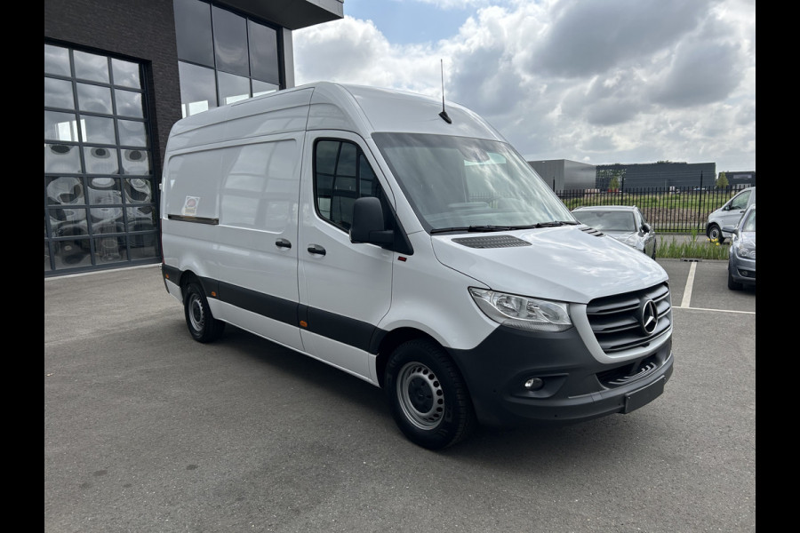 Mercedes-Benz Sprinter 319 CDI L2 H2 3.0 V6 / 3500KG Trekhaak / 360 Camera / MBUX / Navigatie / Cruise control / Airco / 270 Graden achterdeuren