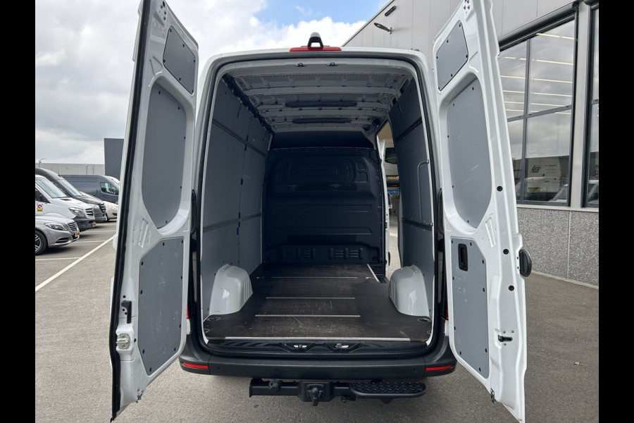 Mercedes-Benz Sprinter 319 CDI L2 H2 3.0 V6 / 3500KG Trekhaak / 360 Camera / MBUX / Navigatie / Cruise control / Airco / 270 Graden achterdeuren