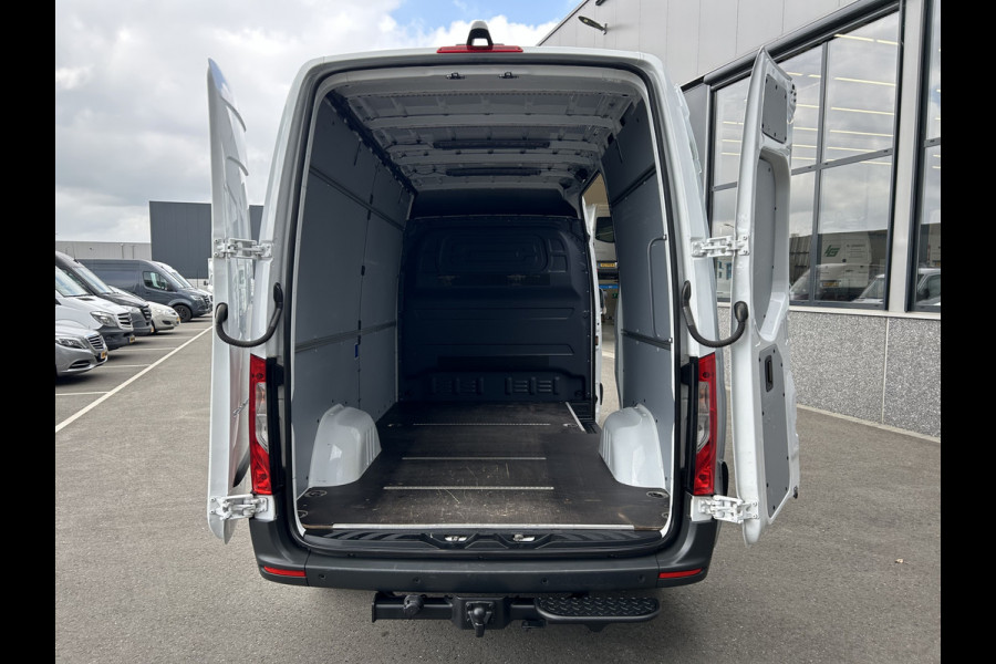 Mercedes-Benz Sprinter 319 CDI L2 H2 3.0 V6 / 3500KG Trekhaak / 360 Camera / MBUX / Navigatie / Cruise control / Airco / 270 Graden achterdeuren