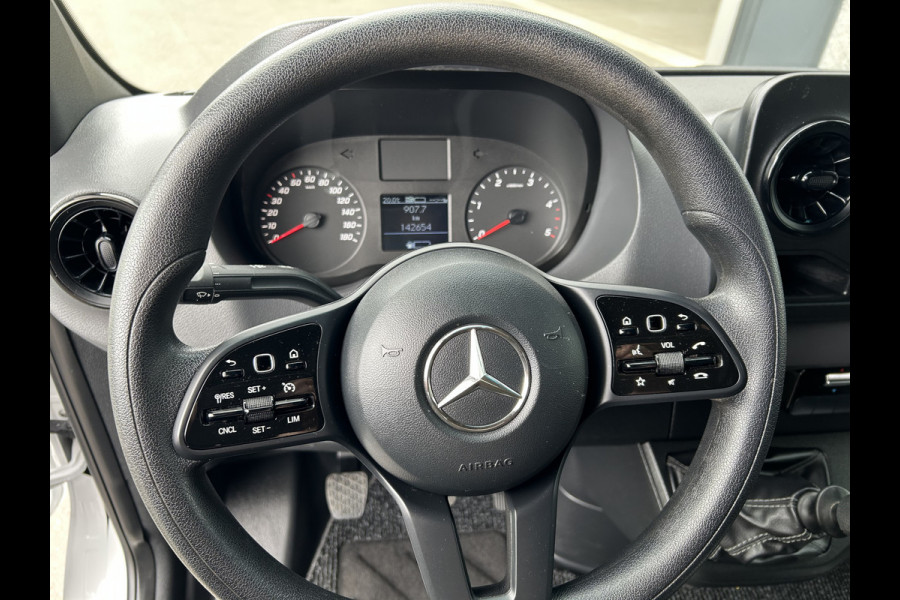 Mercedes-Benz Sprinter 319 CDI L2 H2 3.0 V6 / 3500KG Trekhaak / 360 Camera / MBUX / Navigatie / Cruise control / Airco / 270 Graden achterdeuren